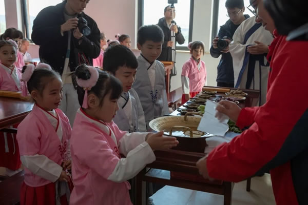 柏厨家居|海智小学“柏学堂”正式落地，“柏爱无疆”系列公益活动持续开展